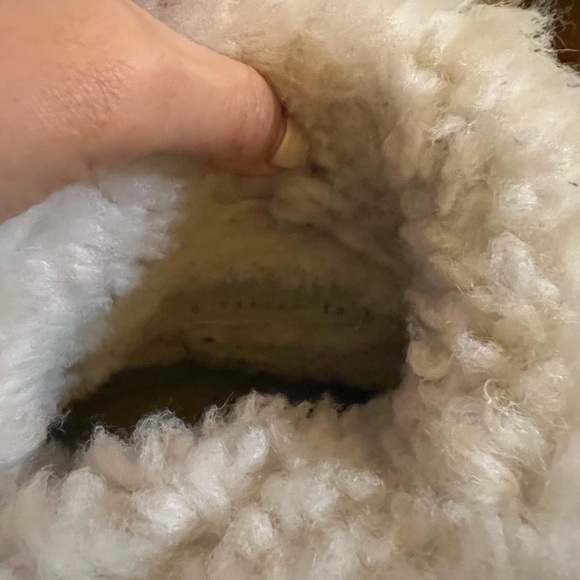 Chanel 2020 boots, crinkled leather shearling inside - Picture 3 of 5